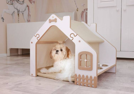 Hundehus i træ med seng og skåle, beige ternet mønster