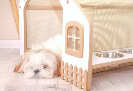 Hundehus i træ med seng og skåle, beige ternet mønster