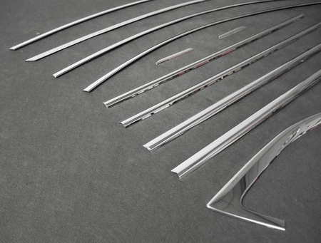 Lister rundt om sideruderne på Skoda Superb 15+ SEDAN