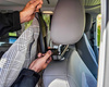 Tøjbøjle til nakkestøtte i bilen