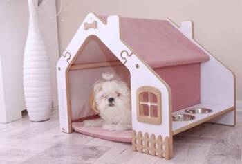 Hundehus i træ med seng og skåle, pink