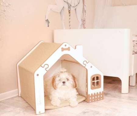 Hundehus i træ med seng og skåle, beige ternet mønster